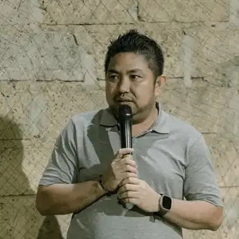 Dukung Pengembangan Voli di Desa Segumbang, Bang Dhin Berikan Bantuan