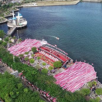 Makassar Bentangkan Bendera Merah Putih Sepanjang 5.005 meter di Pantai Losari