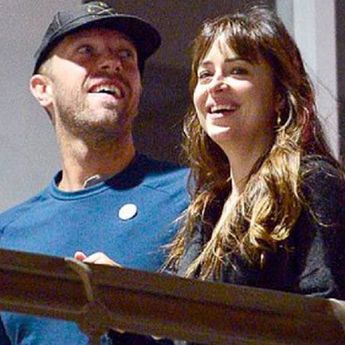 Dakota Johnson dan Chris Martin Dapat Restu Ayah, Pengin Punya Cucu!