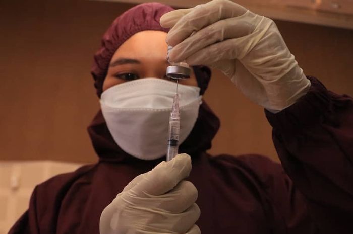 Vaksinator menyiapkan vial vaksin Covid-19
