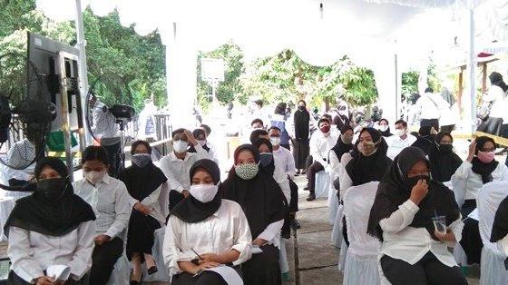 Puluhan peserta SKD CPNS Pemkot Pangkalpinang tampak  saat menunggu di ruang tunggu di UPT BKN Pangkalpinang, Rabu (15/9/2021).   