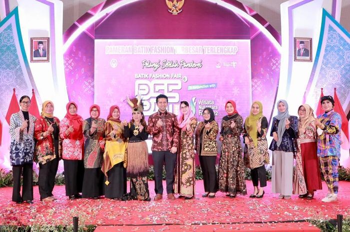 Wagub Emil Dardak membuka gelaran Batik Fashion Festival (BFF) 2022 di Grand City Convex Surabaya, Rabu (16/11/2022).