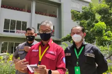 Koordinator Humas RSDC Wisma Atlet Mintoro Sumego (tengah) di Wisma Atlet, Rabu (03/02/2022) 