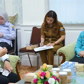 Dewi Sastrani Ajak Warga Palembang Jaga Kesehatan Reproduksi Lewat Pemeriksaan IVA Gratis