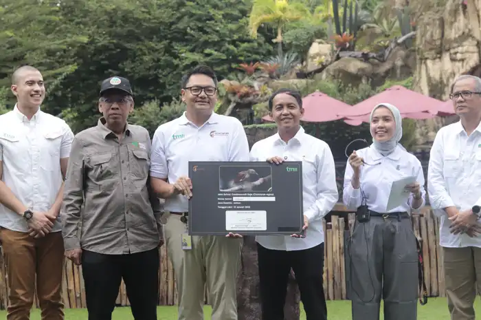 Menteri Kehutanan Raja Juli Antoni mengunjungi Jagat Satwa Nusantara di Taman Mini Indonesia Indah, Jakarta, Selasa (18/3/2025). (DOK: JAGAT SATWA NUSANTARA) 