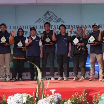Aksi Bersih Gunung Prau Sukses Angkut Hampir 1 Ton Sampah