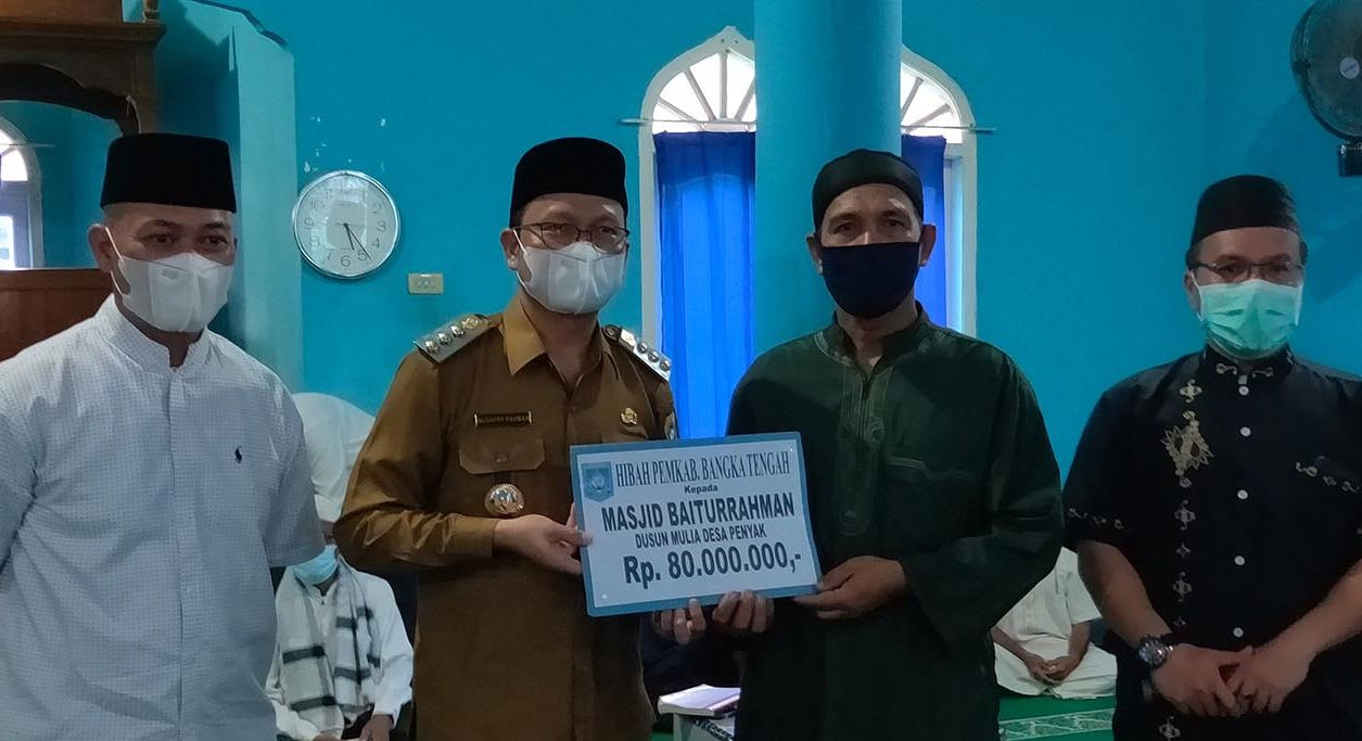 Bupati Bangka Tengah, Algafry Rahman bersama Wakil Bupati Bangka Tengah, Herry Erfian, kembali melakukan Safari Ramadhan di Masjid Baiturrahman Dusun Mulya Pal Empat, Desa Penyak, Kecamatan Koba, Rabu (28/04/2021).