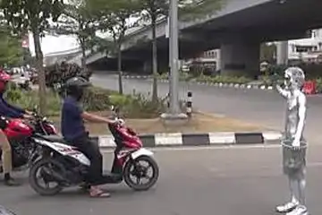Modus Baru Pengemis, Denda Rp 50 Juta bagi Pemberi Uang untuk Manusia Silver