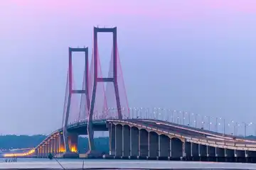 Jembatan Suramadu sebagai salah satu jembatan terpanjang di Indonesia