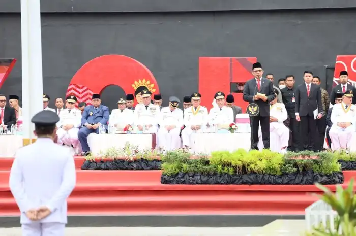Mendagri Puji Danny Pomanto saat Peringatan Hari OTDA di Makassar ...