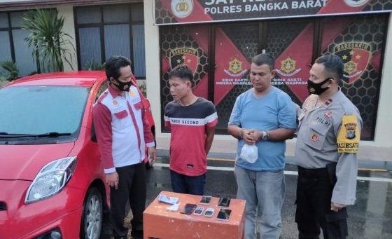 Tim Gabungan dari Polres Babar dan Pos TNI AL Muntok saat membekuk dua pelaku perampokan, Selasa (25/8/2020)