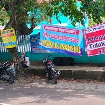 Aksi Pkl Di Jalan Perintis Kemerdekaan Sragen Tolak Penggusuran Dengan Memasang Spanduk
