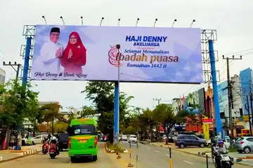 Baliho Denny Indrayana yang dilaporkan ke Bawaslu Kalsel