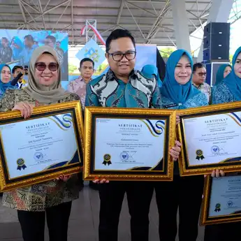 Bupati dan Wabup Gowa Terima Penghargaan BKKBN di Puncak HARGANAS 2025