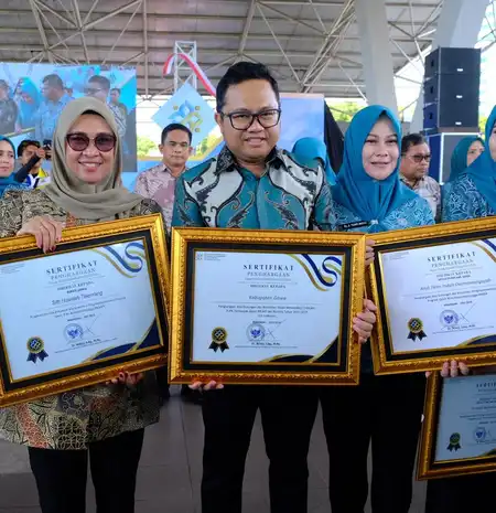 Bupati dan Wabup Gowa Terima Penghargaan BKKBN di Puncak HARGANAS 2025