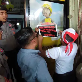 Tarif Kelewat Murah! Kantor Aplikasi ‘Kuning’ Disegel Driver Online