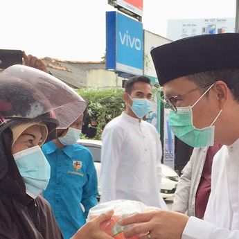 Komunitas Sekaput Ancop Bermanfaat dan KNPI Bagi Takjil Gratis di Koba
