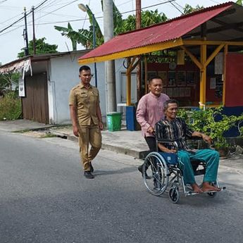 Ketua DPRD Babel Serahkan Bantuan Kursi Roda Kepada Salah Satu Warga Sungailiat