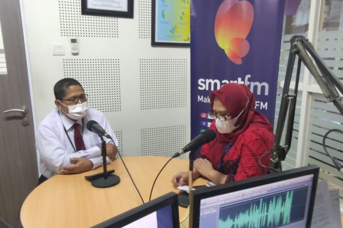Kepala BI Sulsel, Causa Iman Karana (kiri) saat mengisi siaran talkshow Smart FM Makassar