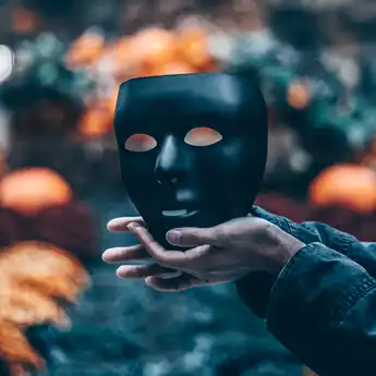 3 Ciri Orang Munafik Menurut Islam Disertai Hadits yang Menjelaskannya