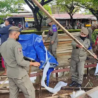 Satpol PP Makassar Bongkar 32 Lapak PKL di Jalan Abdullah Daeng Sirua