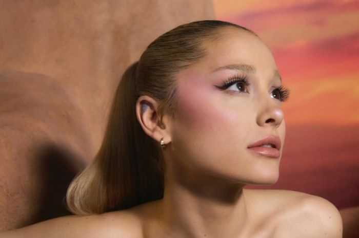 Lirik dan Terjemahan Lagu 'Outgrown' – Ariana Grande, Viral di TikTok ...