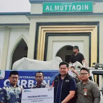 Momen Idul Adha 1446 H BRI RO Manado Serahkan Bantuan CSR Hewan Qurban ke Lima Masjid di Manado