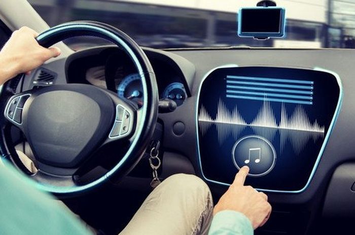 Tips Aman Mendengarkan Musik Saat Mengendarai Mobil Sonora Id<script async src=
