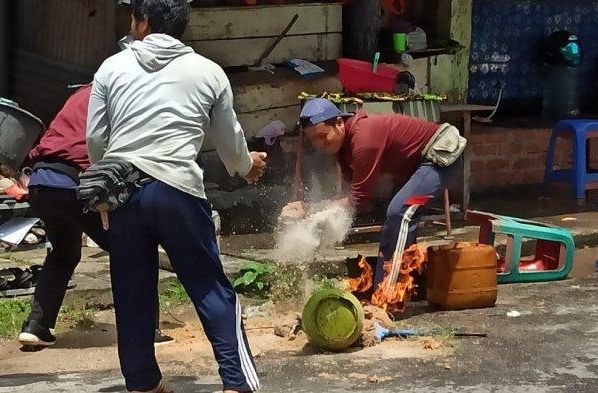 Sebuah warung otak-otak yang berlokasi di depan Asoka Toboali nyaris hangus dilahap api dikarenakan ada tabung gas melon yang terbakar.
