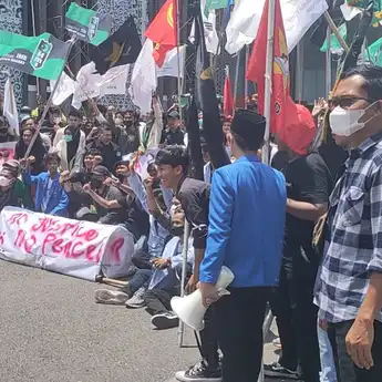 Berikut Tuntutan Mahasiswa Demo di Depan Kantor DPRD Sumsel