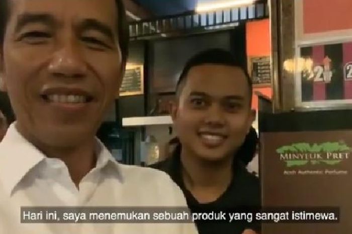 Presiden Jokowi saat kunjugngan kerja di Aceh dan menemukan parfum lokal.