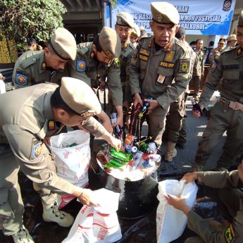 Warning Bagi Pelaku Usaha di Banjarmasin! Ratusan Minol Dimusnahkan