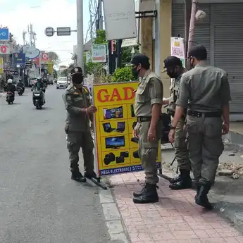 Satpol PP Kota Denpasar Tertibkan Spanduk dan Baliho