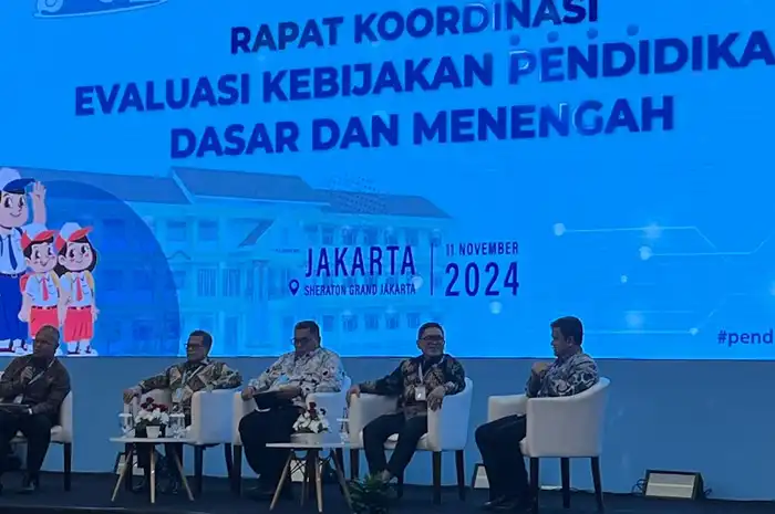 Kadisdik Makassar Muhyiddin,jadi salah satu narasumber dalam Rapat Koordinasi Evaluasi Kebijakan Pendidikan Tahun