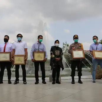Risma Beri Penghargaan Khusus Kepada Jajaran Polrestabes Surabaya