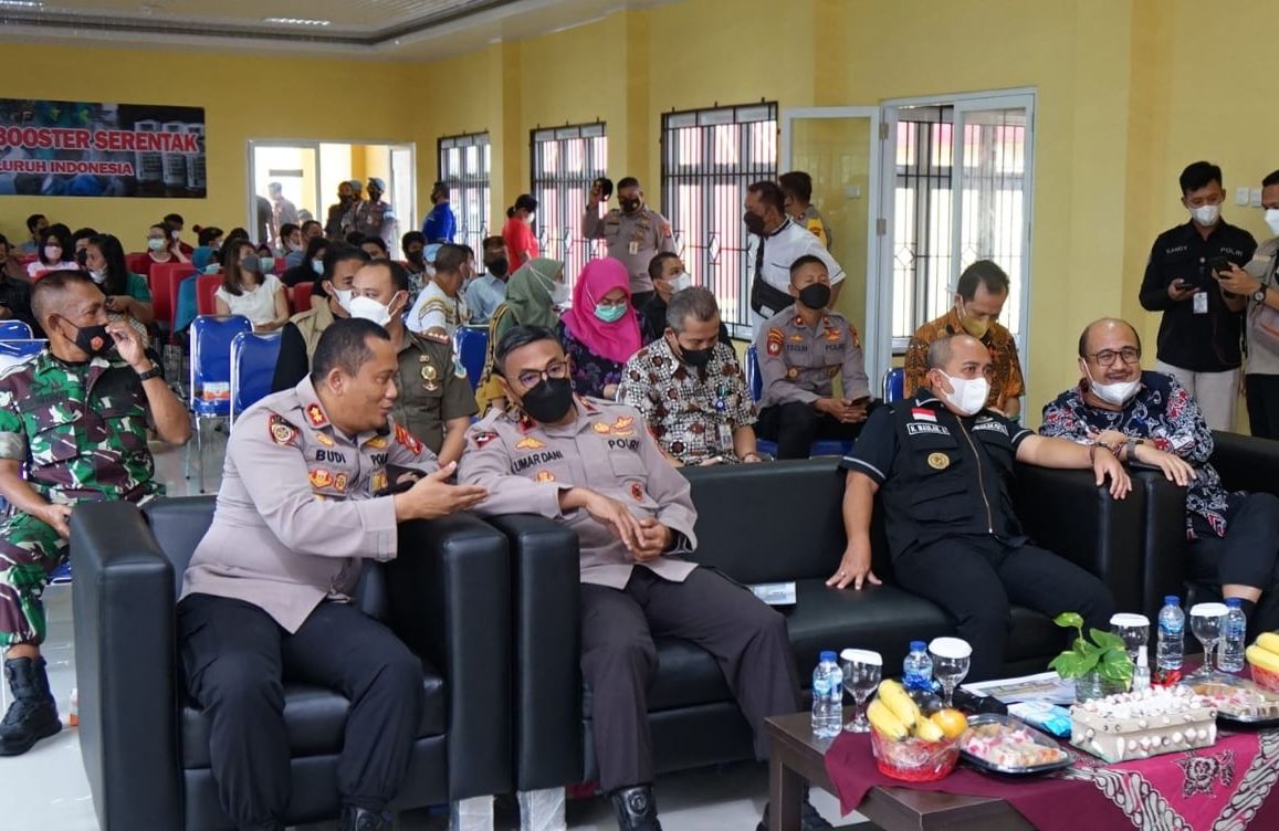 Walikota Pangkalpinang, Maulan Aklil (Molen) bersama Forkopimda menghadiri acara vaksin booster