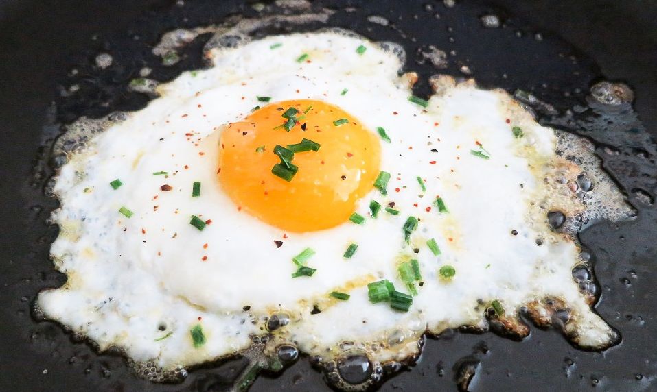 Ilustrasi telur mata sapi. Proses memasak telur sampai matang membantu mengurangi risiko terkontaminasi bakteri.