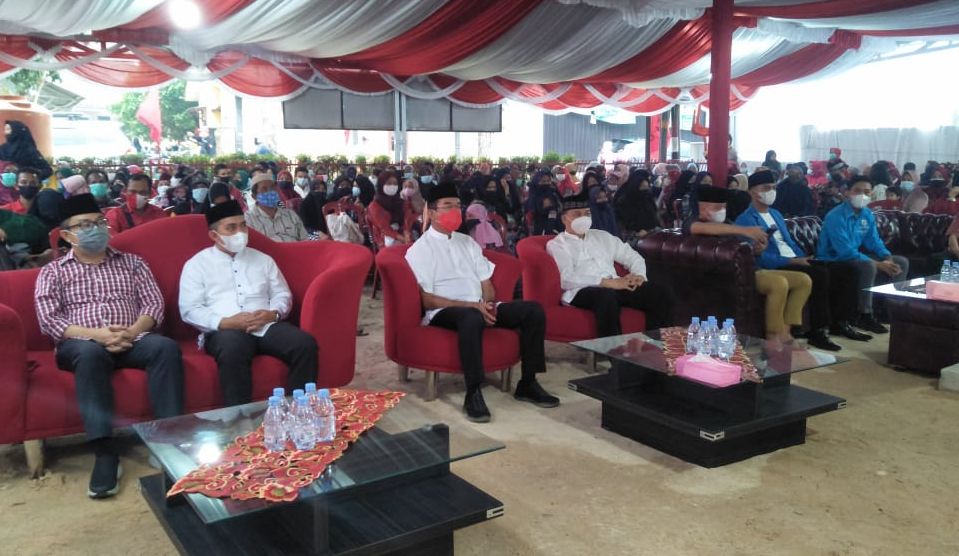 Walikota Pangkalpinang, Maulan Aklil menghadiri buka puasa bersama anggota DPR RI fraksi PDI Perjuangan (PDIP), Rudianto Tjen di kantor DPC PDI Perjuangan Pangkalpinang, Kamis (22/04/2021).