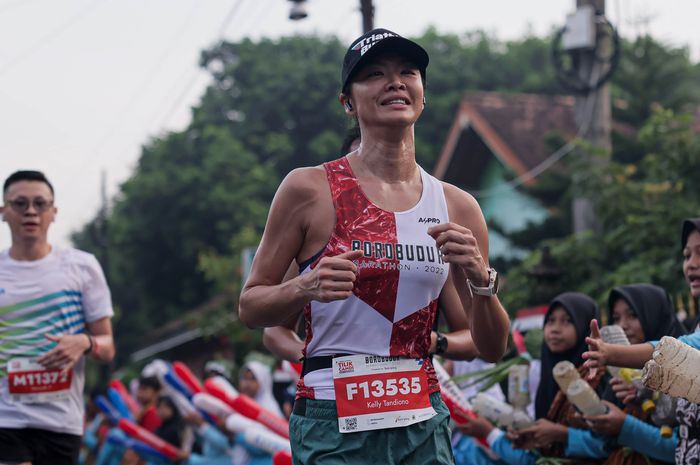 warga sekitar Borobudur menyambut hangat para pelari