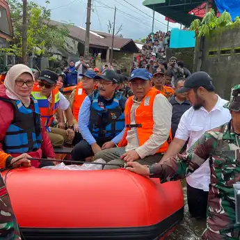 Pj Gubernur Sulsel Bersama Mensos Cek Lokasi Banjir, Pastikan Bantuan Tersalurkan