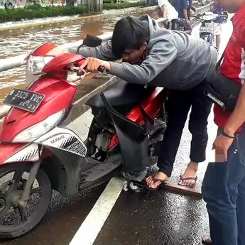 Motor Anda Sulit Menyala Sesudah Terendam Banjir Atau Saat Pagi Hari? Coba Cek Hal Ini!