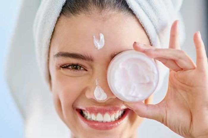 5 Langkah Skincare Anti Aging Untuk Kulit Kering pelembab wajahjpg 20210903040744