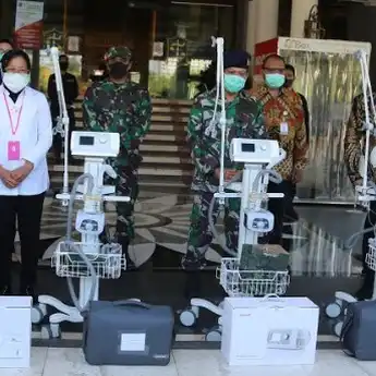 Tanggapi Keluhan, Risma Bantu 9 Ventilator ke Rumah Sakit di Surabaya