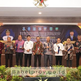 Sekda Naziarto Serahkan Penghargaan WTP di Lingkungan Provinsi Babel