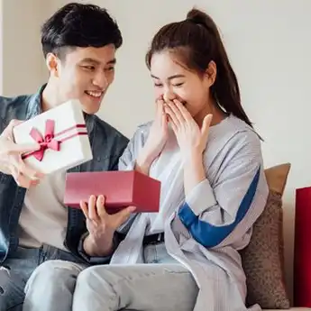 Valentine Banjir Kado dari Ayang, 5 Zodiak Ini Si Paling Romantis Suka Beri Hadiah ke Pasangan