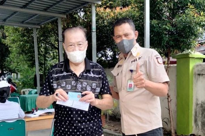 Petugas Satpol PP Makassar saat bawa lansia disuntik vaksin covid 19