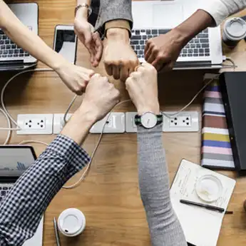 4 Tips Percaya Kepada Orang Lain untuk Karier yang Berkembang
