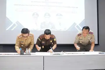 Sekda Sulsel Jufri Rahman melakukan Penandatanganan bersama Nota Kesepahaman dan Perjanjian Kerja Sama dengan Kepala Kejaksaan Tinggi Agus Salim, dan Kepala Kantor Wilayah Badan Pertanahan Nasional Sulawesi Selatan Tri Wibisono.