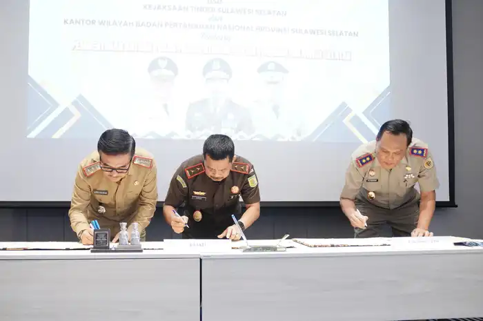 Sekda Sulsel Jufri Rahman melakukan Penandatanganan bersama Nota Kesepahaman dan Perjanjian Kerja Sama dengan Kepala Kejaksaan Tinggi Agus Salim, dan Kepala Kantor Wilayah Badan Pertanahan Nasional Sulawesi Selatan Tri Wibisono.