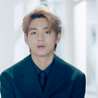  V BTS Bagikan Cerita di Balik Layar Video Klip 'Yet to Come', Rela Terjang Badai Pasir demi Hasil yang Memuaskan